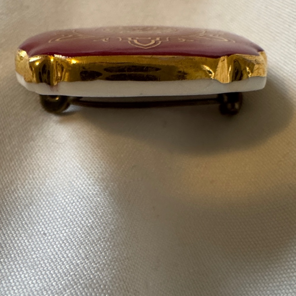 Royal Albert 100 Years Holyrood Maroon and Gold Vintage Brooch - Picture 4 of 7